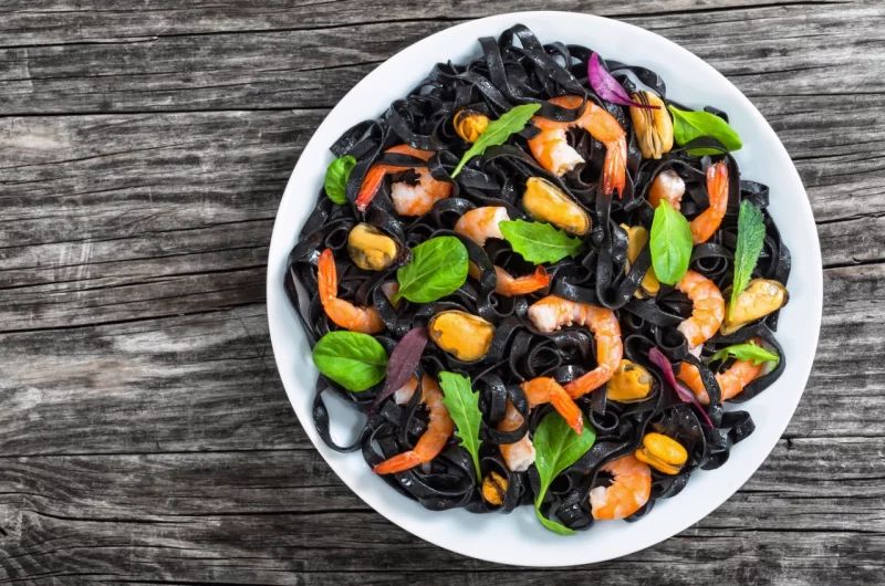 Squid ink pasta met mosselen