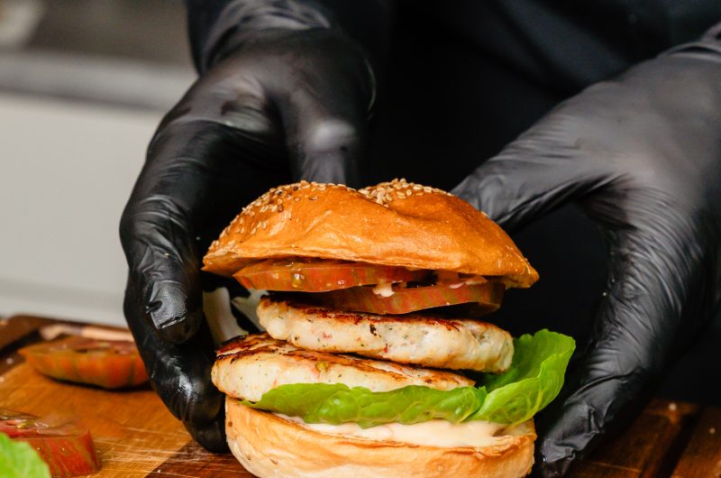 Argentijnse Garnalen Burger met Romige Paprikasaus